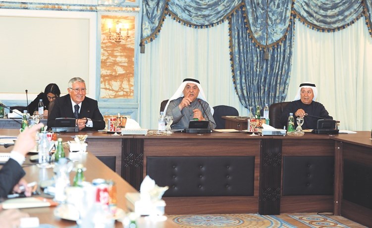 محمد جاسم الصقرومحمد بن عيسى والسفير محمد العودة الصلال خلال الاجتماع﻿