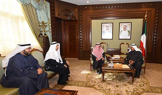 وزير الدفاع يستقبل أسرة الفقيد الطالب الضابط مبارك العازمي