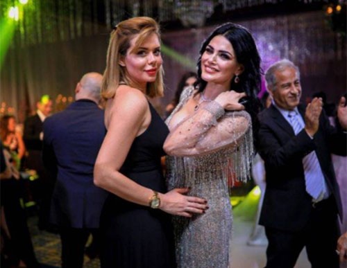 بالصور.. فنانة ترتدي فستاناً بـ 50 ألف دولار
