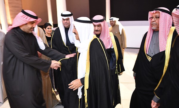 صاحب السمو الأمير الشيخ صباح الأحمد مصافحا مستقبليه
