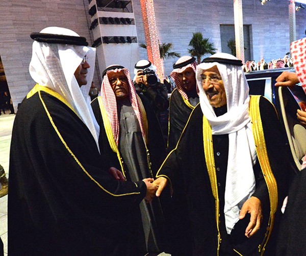 صاحب السمو الأمير الشيخ صباح الأحمد لدى وصول سموه إلى مركز عبدالله السالم الثقافي وفي استقباله عبدالعزيز اسحاق ويبدو الشيخ علي الجراح