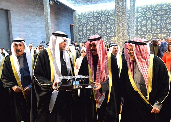  هدية تذكارية الى سمو ولي العهد الشيخ نواف الاحمد يقدمها لسموه عبد العزيز اسحاق بحضور الشيخ علي الجراح