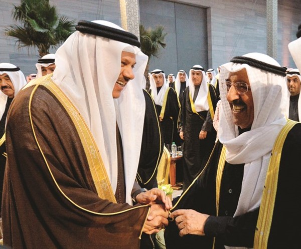  ﻿صاحب السمو الأمير مصافحا د.عبداللطيف الزياني﻿