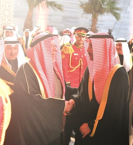  ﻿رئيس مجلس الأمة مصافحا الشيخ علي الجراح﻿