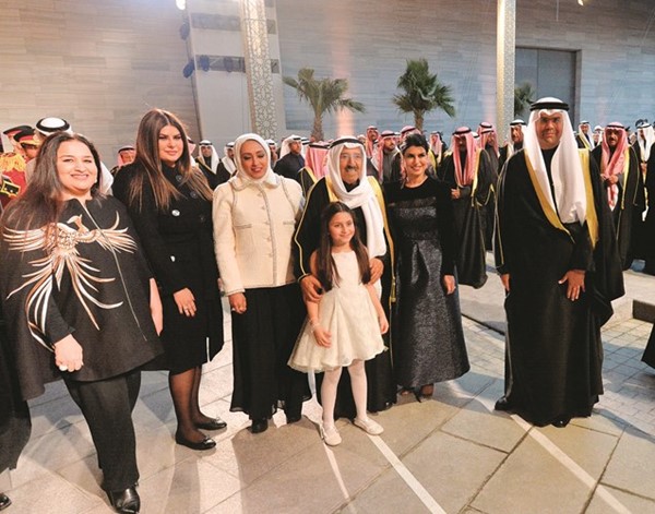  ﻿لقطة تذكارية لصاحب السمو الأمير مع عبدالعزيز إسحاق وبعض الحضور﻿