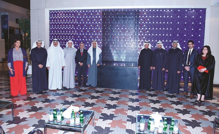 د.يوسف الإبراهيم ود.عدنان شهاب الدين وسامي الرشيد ود.رنا النيباري ونجلاء النقي وعدد من الحضور لدى تدشين النصب التذكاري للراحل م. مجبل المطوع- (أحمد علي)﻿