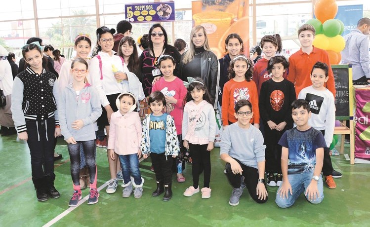 لقطة تذكارية مع عدد من الطلبة﻿