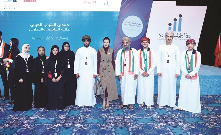 الشيخة الزين الصباح مع عدد من الشباب المشاركين في المنتدى 	(أحمد علي)﻿