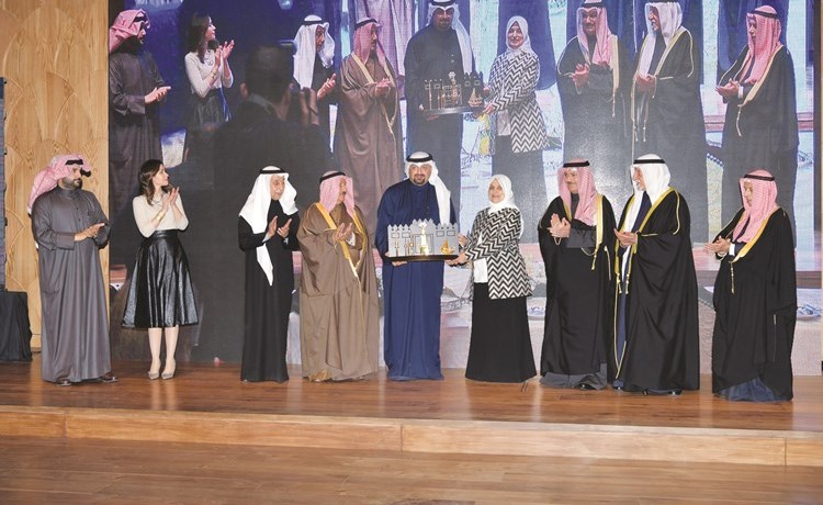 جمال النصرالله يقدم درعا تذكارية إلى الوزيرة هند الصبيح بحضور الشيخ خالد العبدالله والشيخة الزين الصباح وجواد بوخمسين وعبدالعزيز الغنام وم.عبدالرحمن الغنيم﻿