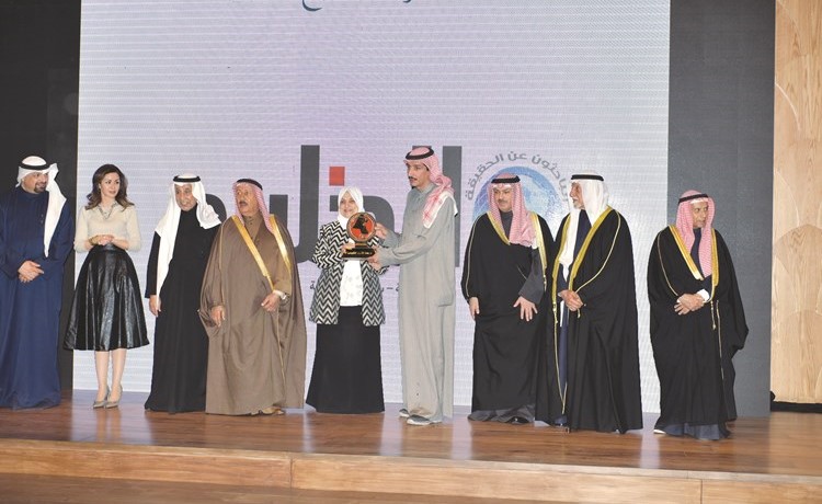 درع تكريمية لجريدة الأنباء يتسلمه الزميل عبدالله الراكان ﻿