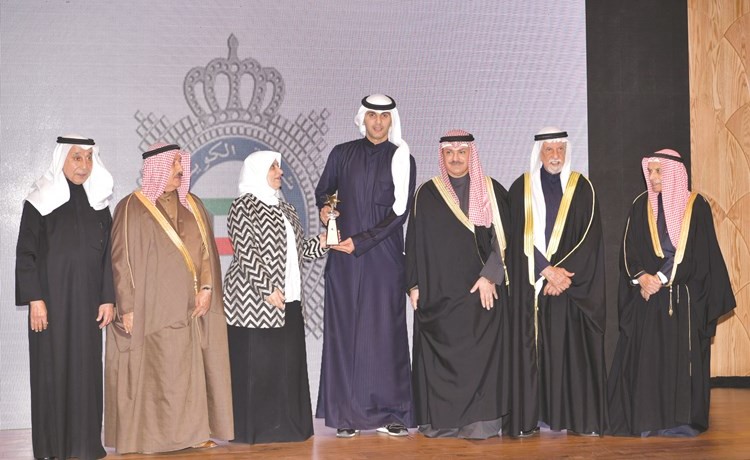 ناصر العرفج يتسلم تكريم وزارة الدولة لشؤون الشباب﻿