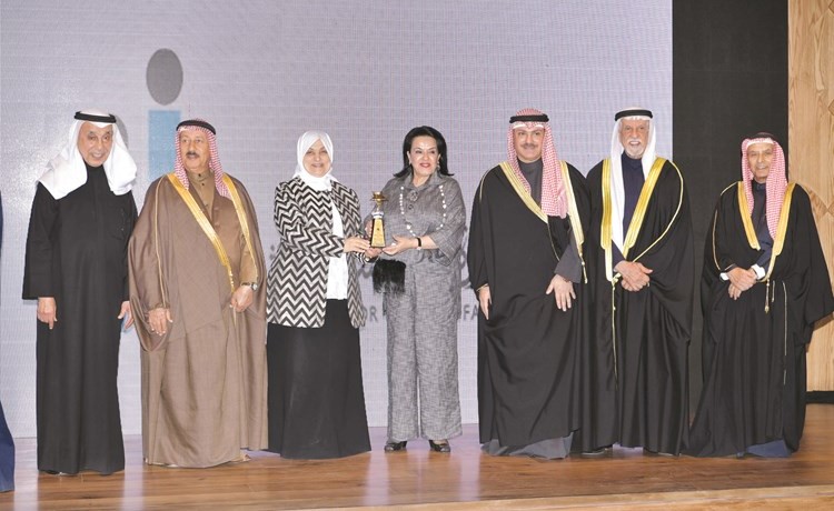 فاطمة الأمير تتسلم تكريم مكتب الشهيد﻿