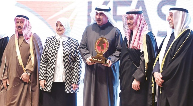 رائد الثاقب خلال تسلم الجوائز﻿