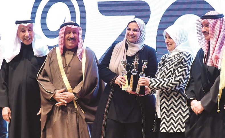 الشيخة موضي علي الجراح الصباح تتسلم جوائز زين﻿