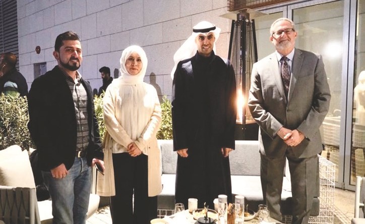  بدر ناصر الخرافي وإيمان الروضان يتوسطان السفير الأميركي لورانس سيلفرمان ومدير التحرير الزميل محمد بسام الحسيني ﻿