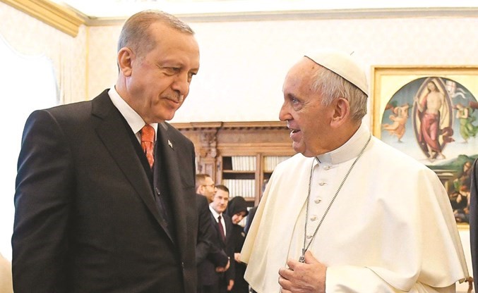 البابا فرانسيس مستقبلا الرئيس التركي رجب طيب أردوغان في الفاتيكان أمس(أ.پ)﻿