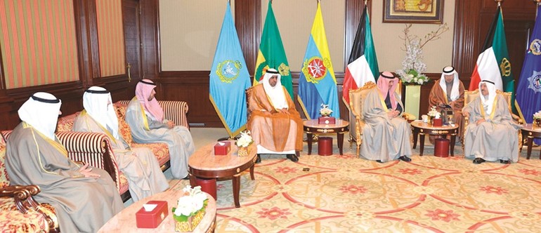 سمو الأمير الشيخ صباح الأحمد اثناء استقباله رئيس مجلس الأمة مرزوق الغانم وأعضاء الشعبة البرلمانية المشاركين في اجتماع اللجنة التنفيذية للاتحاد البرلماني الدولي﻿