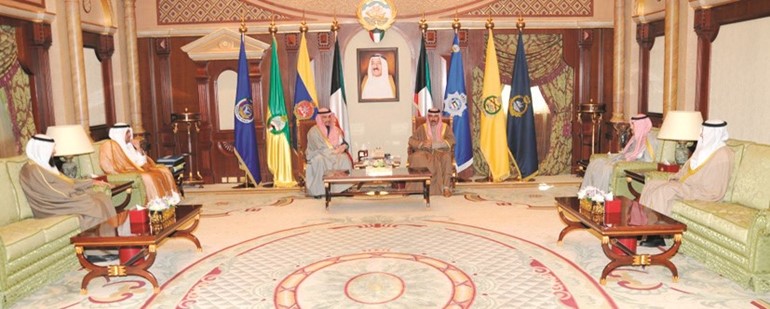 سمو ولي العهد الشيخ نواف الاحمد اثناء استقباله الرئيس مرزوق الغانم وراكان النصف وعلي الدقباسي ود.خليل عبدالله وعلام الكندري﻿