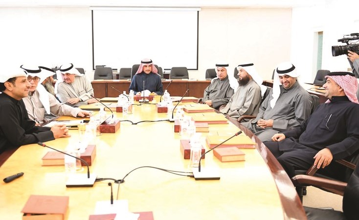 رئيس مجلس الامة مرزوق الغانم مترئسا اجتماع مكتب المجلس ويبدو عيسى الكندري ونايف المرداس وصلاح خورشيد﻿