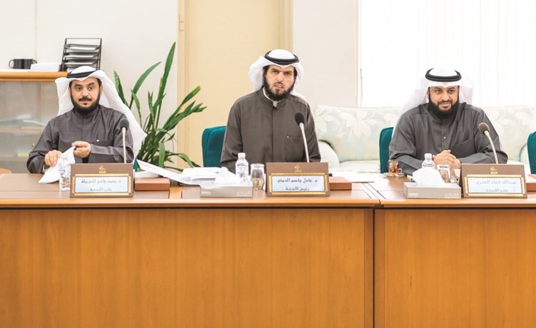 عبدالله فهاد ود.عادل الدمخي ود.محمد الحويلة اثناء اجتماع اللجنة﻿