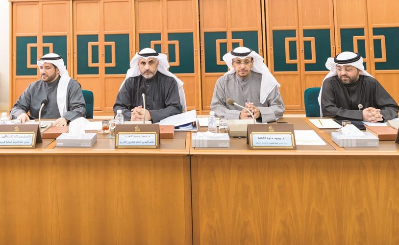الشيخ عبدالله الاحمد ومسؤولو هيئة البيئة اثناء الاجتماع﻿