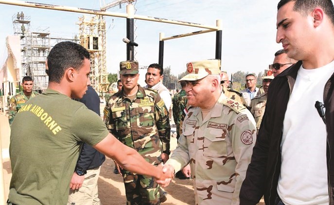 الفريق أول صدقي صبحي خلال الجولة﻿