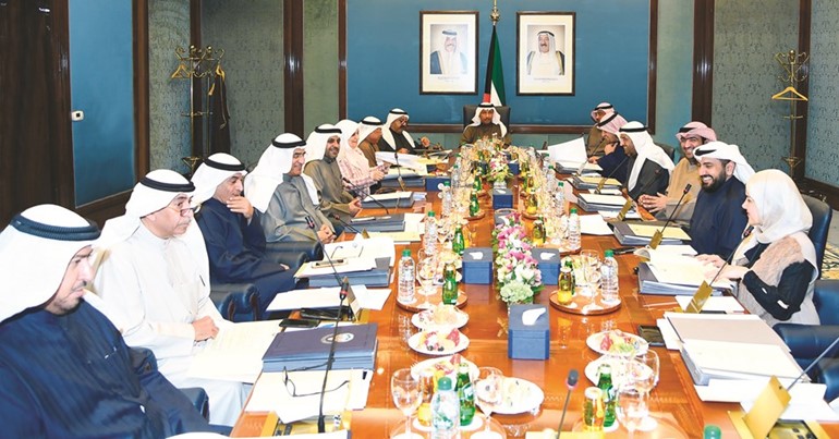 سمو رئيس الوزراء الشيخ جابر المبارك مترئسا اجتماع المجلس أمس ﻿