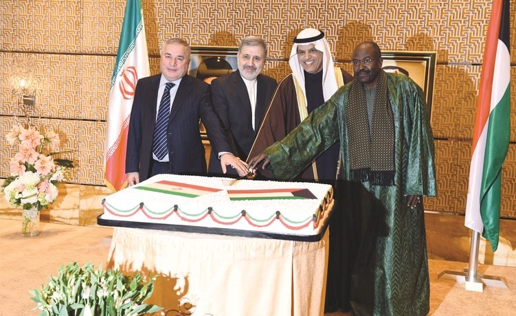 السفيرعلي السعيد يشارك سفراء إيران د.علي رضا عنايتي والسنغالي عبد الأحد إمباكي والطاجيكي زبيد الله زبيدوف قطع كعكة الاحتفال	(متين غوزال)﻿