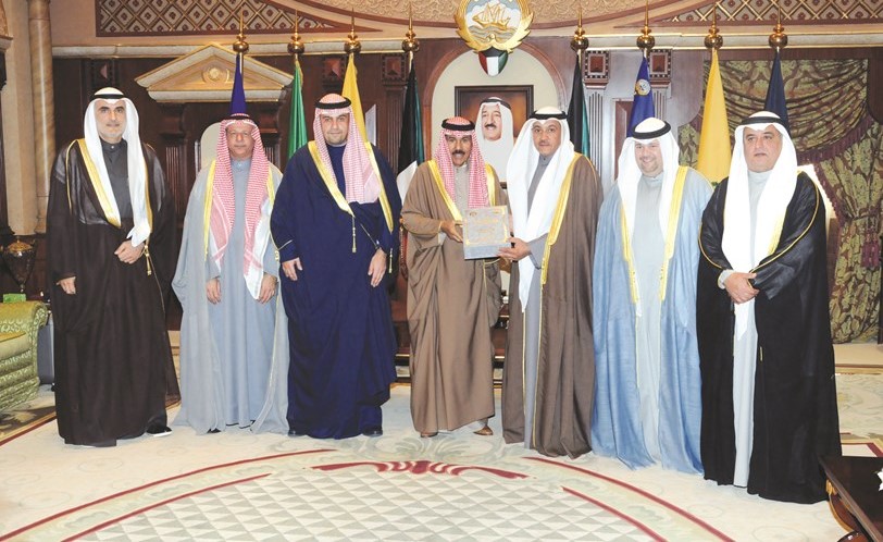 سمو ولي العهد الشيخ نواف الأحمد مستقبلا أنس الصالح ورئيس مجلس الإدارة والرئيس التنفيذي للهيئة العامة للاتصالات وتقنية المعلومات م.سالم الأذينة وأعضاء مجلس الإدارة﻿