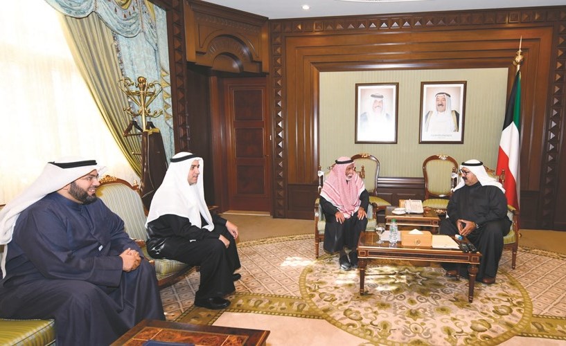 الشيخ ناصر صباح الأحمد مستقبلا أسرة الطالب المتوفى ﻿