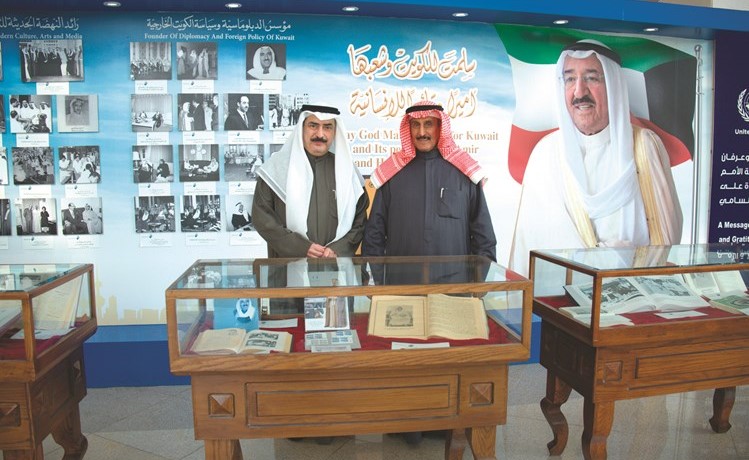 الشيخ د.إبراهيم الدعيج وكامل العبدالجليل خلال الجولة بالمكتبة﻿