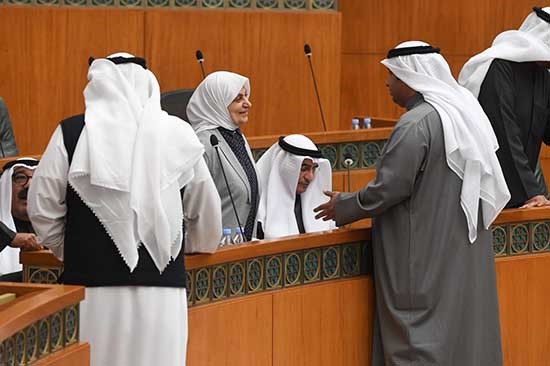 حديث جانبي وباسم بين الوزيرة هند الصبيح والنائب الحميدي السبيعي (هاني الشمري)