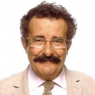 حاول أن تجيب.. هل انتهك هذا البروفيسور خصوصية هذه الأم؟