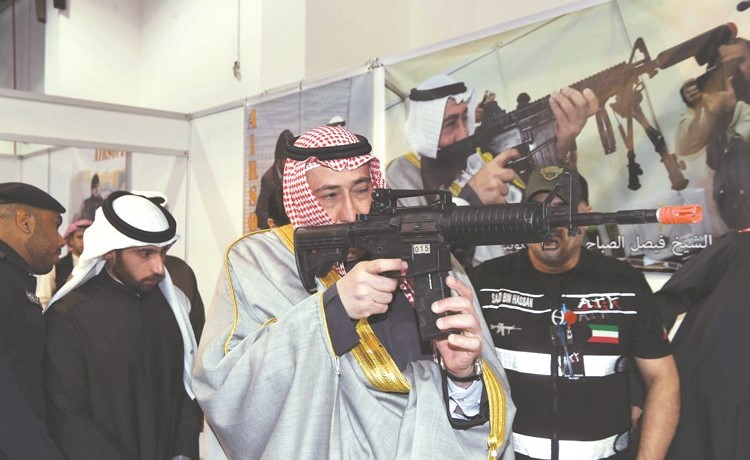 الحمود خلال معاينة أحد الأسلحة المشاركة بالمعرض﻿