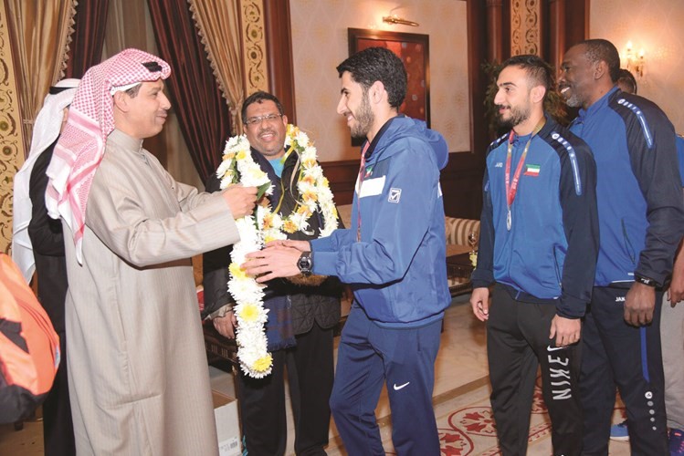 ومستقبلا الأبطال بالورود ﻿