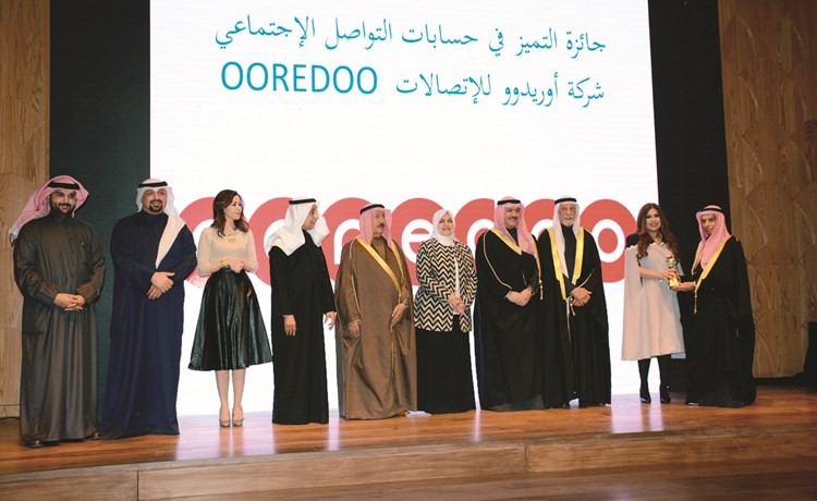 فاطمة دشتي تتسلم الجائزة ﻿