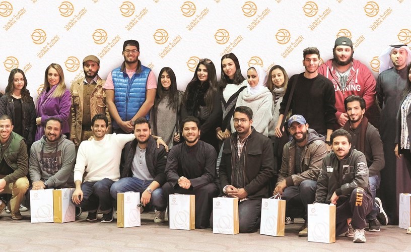لقطة لطلاب الجامعة الأمريكية في الكويت خلال زيارتهم للبورصة﻿