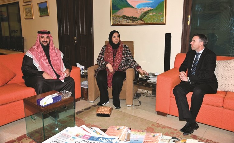 الشيخة د.سعاد الصباح والشيخ مبارك العبدالله خلال اللقاء مع السفير الاسترالي ﻿