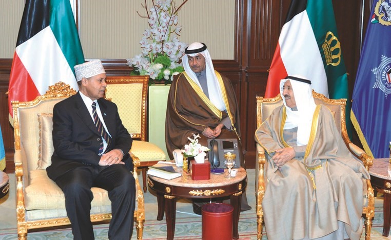 صاحب السمو الأمير خلال استقباله السفير الصومالي عبدالقادر أمين شيخ﻿