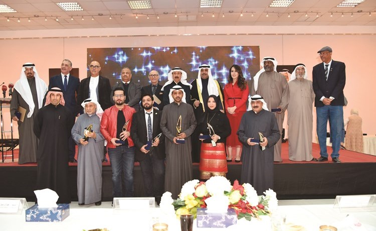 الشيخ صباح ناصر الصباح وعبدالرسول سلمان يتوسطان عددا من الفائزين بجوائز مهرجان الابداع التشكيلي	(ريليش كومار)﻿