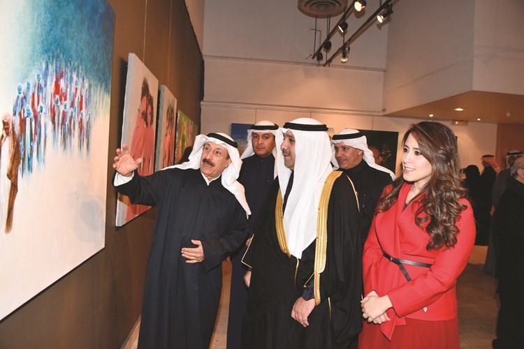 	الشيخ صباح الناصر يستمع إلى شرح من عبدالرسول سلمان عن أعمال في المعرض المصاحب ﻿
