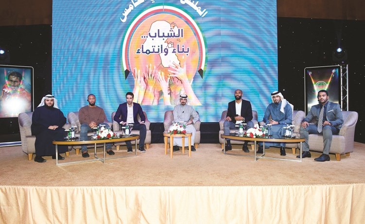 الإعلامي نادر كرم متوسطا النجوم محمد أبوتريكة وسيدو كيتا وعمر كانوتيه ومحمد الكواري وسوار الذهب والقارئ محمد البراك خلال الملتقى﻿