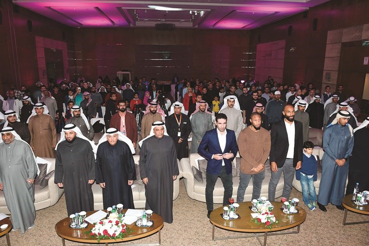 وليد العمار وأحمد القراوي وسامي العازمي ود. أيوب الأيوب مع النجوم محمد أبوتريكة وسيدو كيتا وعمر كانوتيه بمقدمة الحضور(متين غوزال)﻿
