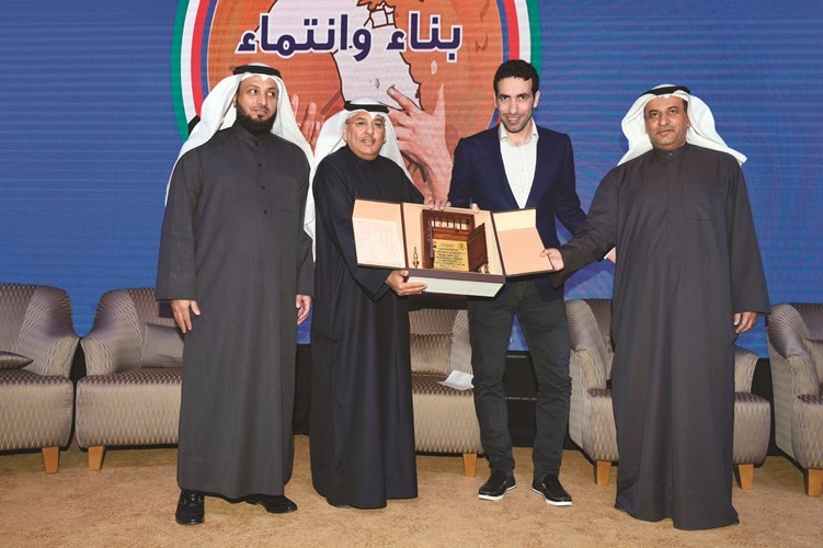 العمار والقراوي والعازمي لدى تكريم النجم محمد أبوتريكة ﻿