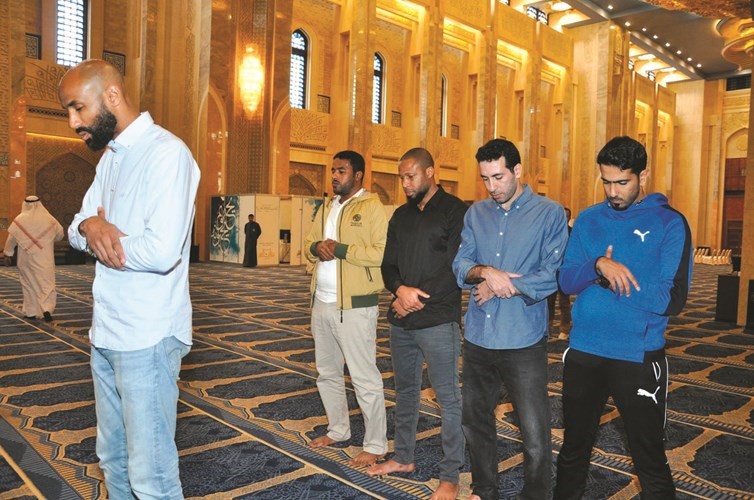 عمر كانوتيه يؤم محمد أبو تريكة وسيدو كيتا ومحمد الكواري وسوار الذهب بالمسجد الكبير﻿