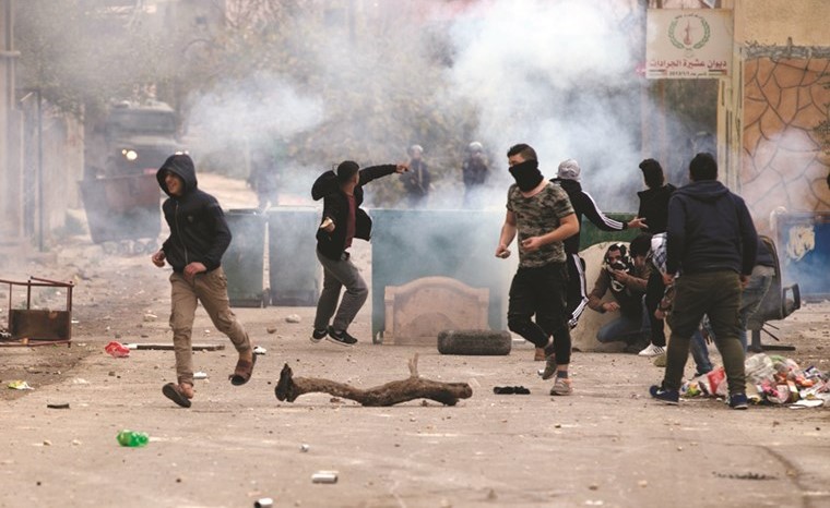 مواجهات بين فلسطينيين وقوات الاحتلال في قرية اليامون بالضفة حيث استشهد احمد جرار امس	(أ.ف.پ)﻿