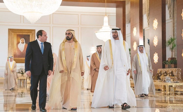 الشيخ محمد بن راشد والشيخ محمد بن زايد خلال استقبال الرئيس عبدالفتاح السيسي لدى وصوله الى أبوظبي ﻿
