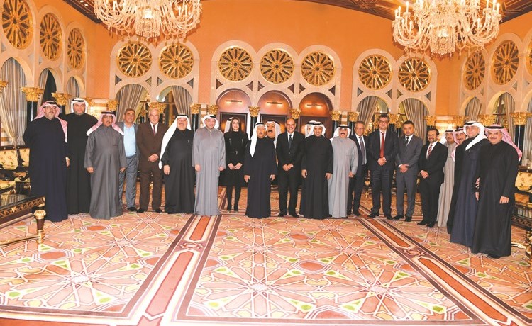 جواد بوخمسين ود.عماد بوخمسين في استقبال الوفد الإعلامي العراقي بحضور رئيس التحرير الزميل يوسف خالد المرزوق والزملاء عدنان الراشد وفيصل المتلقم ويوسف مصطفى وسعد العلي وحسن الصايغ وعبدالرحمن العليان وحسن كمال وعباس دشتي- (محمد هاشم)﻿