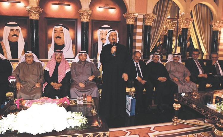 جواد بوخمسين ملقيا كلمته بحضور رئيس التحرير الزميل يوسف خالد المرزوق والزملاء مؤيد اللامي ويوسف مصطفى وفيصل المتلقم ويوسف الجاسم وعدد من الحضور﻿