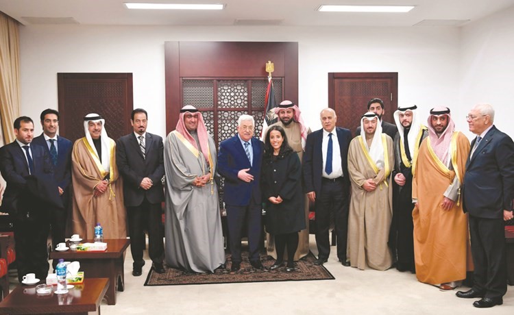 الرئيس الفلسطيني محمود عباس خلال لقائه ممثل صاحب السمو الأمير الوزير خالد الروضان والوفد المرافق﻿